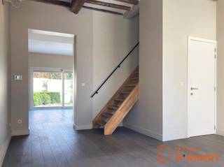 <p><span>INDELING</span></p><p><span> </span></p><p><span>Je komt de woning binnen in de living.</span></p><p><span>De woning straalt met zijn houten balken heel wat authenticiteit en warmte uit.</span></p><p><span>Verder heb je een mooie open keuken voorzien van alle comfort.</span></p><p><span>Vanuit de living heb je zicht op het ruim terras.</span></p><p><span>Verder heb je op de beneden verdieping nog een ruime garage, een berging en een apart toilet.</span></p><p><span>Op de eerste verdieping heb je 2 grote kamers, met aansluiting naar het terras. en een badkamer met douche van waar uit je ook naar het tweede ruim terras kan.</span></p><p><span>De woning is volledig geschilderd en grotendeels van gordijnen en armaturen voorzien.</span></p><p><span> </span></p><p><span>LIGGING</span></p><p><span> </span></p><p><span>De woning is gelegen in de Koningstraat, een rustige straat in centrum Oudenaarde.</span></p><p><span> </span></p><p><span> </span></p><p><span>Vraag uw bezoek aan via onze site immodhondt.be </span></p>