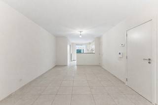 [[ DIT PAND NEEMT DEEL AAN DE ERA OPEN HUIZEN DAG OP 14/3 VAN 13:00 TOT 14:00 ]]
<p><strong>TE KOOP: Instapklaar appartement op eerste verdieping in centrum Poperinge met 2 slaapkamers en 2 ruime terrassen</strong></p>

<p>Op slechts <strong>500 meter van de Grote Markt</strong> bevindt zich dit<strong> appartement in hartje Poperinge</strong> met <strong>2 slaapkamers</strong> en <strong>twee ruime terrassen</strong>. Het appartement ligt op de <strong>1e verdieping</strong> van de kleinschalige residentie <em>Cézanne</em> (slechts 3 appartementen) en geniet van veel lichtinval en rust.</p>

<p>De residentie is volledig asbestvrij (BJ 2008) en het appartement beschikt over een <strong>EPC A-label</strong>, <strong>conforme elektriciteit</strong>, <strong>hoogrendementsbeglazing</strong> en <strong>centrale verwarming op aardgas (condensatieketel)</strong>.</p>

<p>Een echte meerwaarde zijn de terrassen: een <strong>ochtendterras vooraan</strong> (ca. 6 m²) en een <strong>groot zonneterras achteraan</strong> (ca. 21 m²) voor namiddag- en avondzon.</p>

<p>Er is bovendien mogelijkheid tot aankoop van een <strong>bovengrondse privatieve garage</strong> en <strong>zolderberging </strong>(prijs op aanvraag). De garage (met automatische poort) is bereikbaar via een doorgang met eveneens automatische poort.</p>

<p><strong>Indeling:</strong><br />Woonkamer met open keuken – berging – 2 slaapkamers – apart toilet – wasplaats/berging/ tweede en rolstoeltoegankelijk toilet – badkamer met douche en ligbad – terras vooraan – groot terras achteraan.</p>

<p><strong>Troeven:</strong><br />✔ Centrum Poperinge<br />✔ 2 slaapkamers en 2 terrassen<br />✔ Instapklaar en uitstekend onderhouden<br />✔ Energiezuinig (EPC A) en conforme elektriciteit<br />✔ Garage en zolderberging mogelijk bij aan te kopen</p>