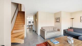 Zonnige duplex met twee terrassen en zijdelings zeezicht in Heist-aan-Zee<br />Deze verzorgde duplex, gelegen in een rustige straat vlak bij de zeedijk van Heist-aan-Zee.<br />Indeling:<br />Bovenverdieping met twee slaapkamers (waarvan één kinderkamer) en een badkamer<br />Aangename leefruimte met directe toegang tot een ruim, zuidgericht terras waar u heerlijk van de zon kunt genieten<br />Keuken aan de voorzijde met aansluitend een tweede terras met zijdelings zicht op zee<br />De grote raampartijen aan voor- en achterzijde zorgen voor een overvloed aan daglicht en creëren een open, luchtig gevoel in het hele appartement.<br />Pluspunten:<br />Kleinschalige residentie met slechts drie wooneenheden, wat zorgt voor extra rust en privacy<br />Inclusief kelderberging<br />Mogelijkheid tot aankoop van een ruime staanplaats op het gelijkvloers.<br /><br />Op wandelafstand van strand, winkels en gezellige eet- en drinkgelegenheden<br />Een ideale uitvalsbasis voor wie wil genieten van het kustleven in alle comfort.<br />Plan nu uw bezoek in!