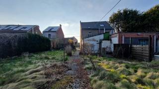 Te koop: Halfopen bebouwing met potentieel – Wilsele-dorp<br /><br />Wegens persoonlijke omstandigheden verkoop ik een renovatiepand met veel potentieel. Deze te renoveren halfopen bebouwing op een perceel van ca. 4 are biedt tal van mogelijkheden voor wie op zoek is naar een ruime woning met tuin op een gunstige locatie.<br /><br />3 slaapkamers &amp; ruime zolder | Zuidwest gerichte tuin &amp; schuurtje | Fietsafstand van Leuven centrum | Vlotte verbinding met autosnelweg<br />Indeling<br /><br />Op het gelijkvloers vind je een ruime benedenverdieping met meerdere inrichtingsopties. De woning beschikt over drie slaapkamers op de eerste verdieping en een grote, hoge zolder die kan worden ingericht als extra slaapkamer, hobbyruimte, bureau of zelfs studioruimte.<br /><br />De tuin is zuidwest gericht en biedt veel mogelijkheden om te genieten van het buitenleven. Aan de poort is er ook een schuurtje dat omgevormd kan worden als atelier, werkruimte of opslag.<br /><br />LIGGING<br /><br />De woning is gelegen in Wilsele-dorp, een rustige buurt op fietsafstand van Leuven centrum. Je geniet hier van de rust van het dorp, maar met alle voorzieningen en verbindingswegen vlakbij (E314 op enkele minuten rijden).<br /><br />BELANGRIJKE INFO<br /><br />- EPC-label F – renovatieverplichting van toepassing (binnen 5 jaar na aankoop) naar minstens label D<br />- Ruime mogelijkheden voor uitbreiding en personalisatie naar eigen hand, goesting en smaak<br />- Vraagprijs: € 289.000<br /><br />Bij interesse in een bezoek aan het pand, gelieve mij te contacteren.