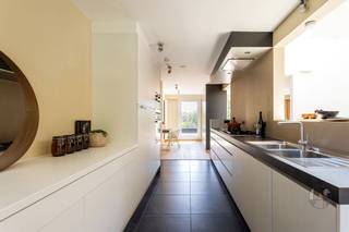  Wonen te midden van weelderig groen, met elke kamer die uitkijkt op de omliggende natuur – dit unieke duplex-appartement biedt niet alleen luxe...