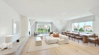 Cet appartement d'angle spacieux et lumineux bénéficie d'un emplacement privilégié au cœur du Zoute, avec une vue dégagée sur le minigolf Approach. Situé dans une élégante résidence de villas, il a été récemment entièrement rénové avec des matériaux de haute qualité et des finitions raffinées, réalisées par Quality Properties.<br /><br />L'agencement est bien pensé et confortable : un hall d'entrée avec vestiaire et toilettes pour invités, un salon spacieux avec cheminée à gaz et de grandes baies vitrées donnant sur une terrasse ensoleillée. Vous trouverez ensuite une salle à manger confortable et une cuisine ouverte entièrement équipée avec tout le confort moderne.<br /><br />La chambre principale dispose de placards sur mesure et d'une salle de bains attenante avec baignoire, douche à l'italienne, double lavabo et toilettes. Il y a également trois chambres supplémentaires, chacune avec des placards intégrés et une salle de douche privée.<br /><br />Un débarras séparé avec raccordement pour lave-linge et sèche-linge, une cave privée et un local à vélos commun offrent un confort supplémentaire. Possibilité d'acheter une double place de parking dans le bâtiment.<br /><br />Une propriété exclusive dans un emplacement exceptionnel.