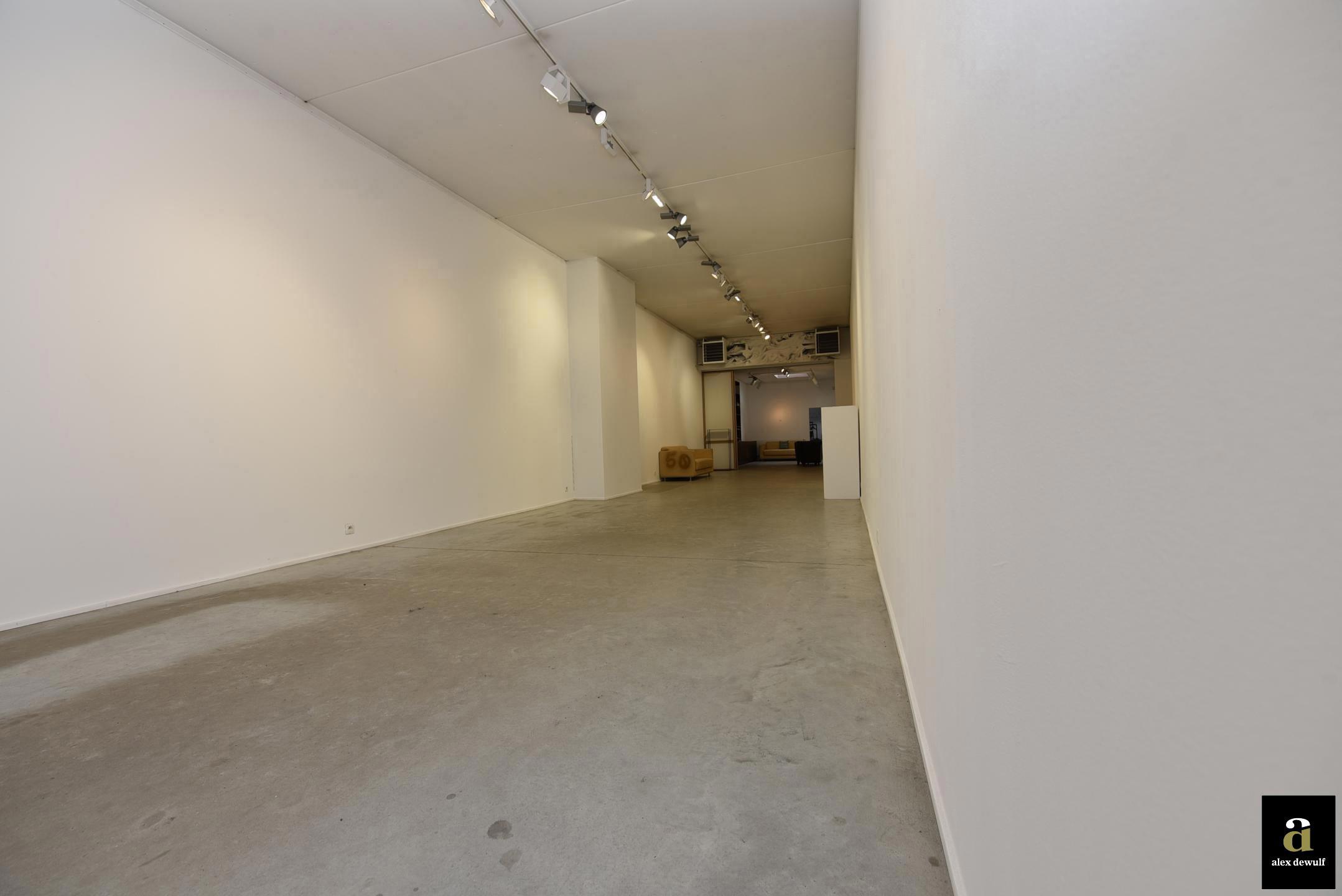 Uitstekend gelegen handelspand met hoge muren ( 3.70m) [Zandstraat - Zoute]. - foto 2