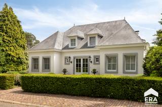 <u>Lommel:</u> Statige villa met openluchtzwembad en luxe afwerking<br /><br />Gelegen in bosrijk villapark op 5 minuten van de Nederlandse grens.<br /><br /><u>Bijzonderheden:</u>
<ul><li>Royale inkom met marmeren vloer</li><li>Ruime leefruimte (70m²) met marmeren vloer en open haard</li><li>Aparte TV-hoek/ kantoorruimte</li><li>Masterbedroom met aansluitend badkamer en dressing op het gelijkvloers</li><li>3 slaapkamers en badkamer op verdieping</li><li>Aparte wasplaats</li><li>Dubbele vrijstaande garage met zolder</li><li>Kelder en kruipruimte onder de gehele woning</li><li>Zuidelijk georiënteerde privacybiedende tuin met openluchtzwembad en buitendouche</li><li>Groot open terras met zonneluifel en overdekt terras met screens</li></ul>