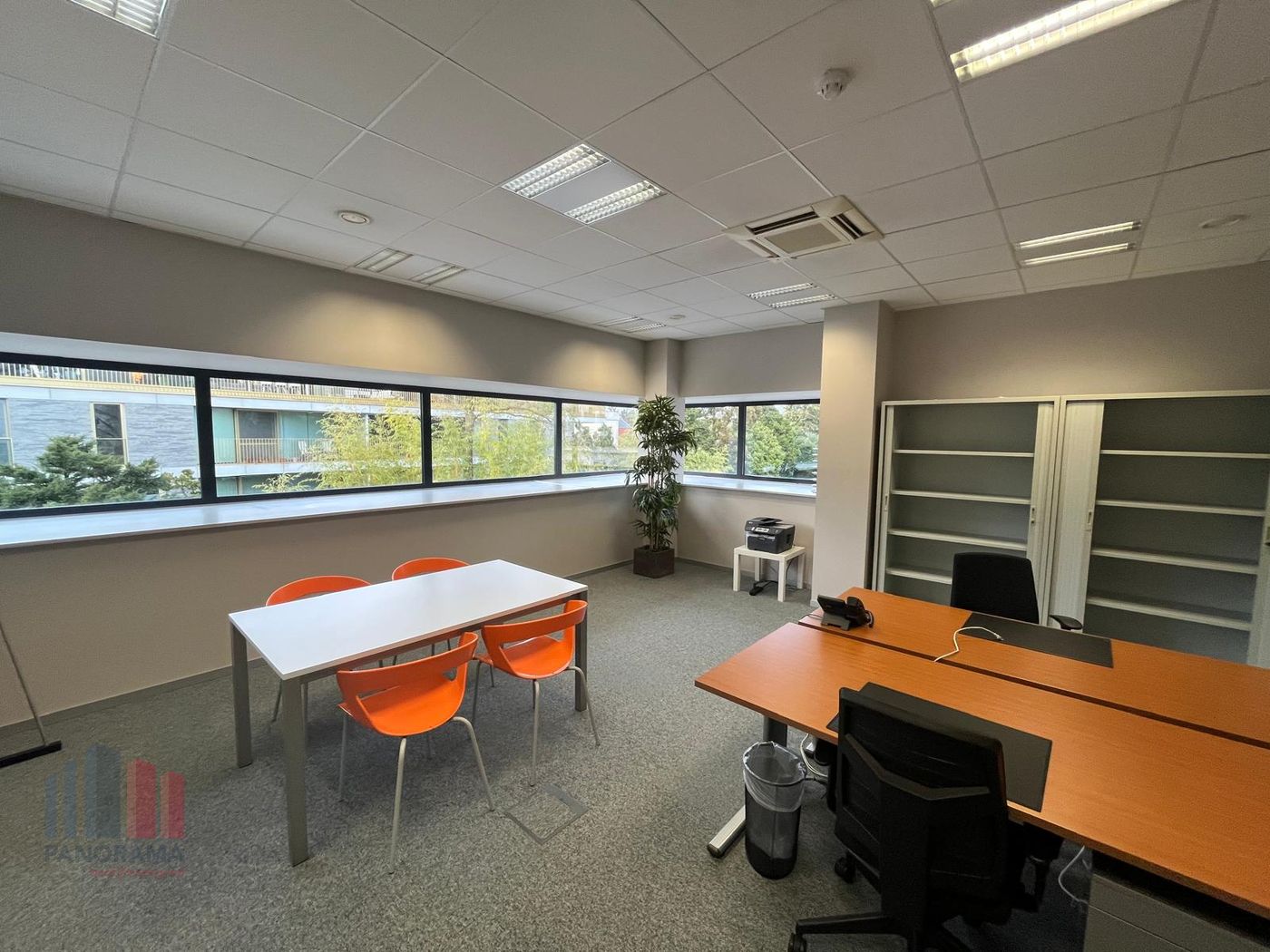 Stylishly furnished office in strategically located business centre - photo 5
