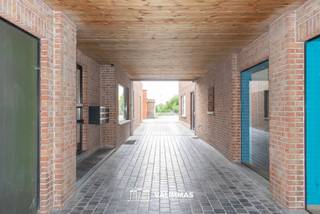 VALIMMAS verhuurt in het centrum van Asse dit welgelegen, ruime en luxueuze penthouse-appartement met groot zonneterras en eventueel een of twee garages....
Gelegen op de vierde verdieping in een kleinschalige gebouw, en bereikbaar met een beveiligde lift tot in het appartement.
Dit appartement omvat oa. een inkomhal, een ruime liging (met oa. eiken parket, inbouwspots en B&O hifi-installatie), een ruim zonneterras (± 42m² en ideaal georiënteerd naar het zuidwesten), een ingerichte keuken, een berging, drie slaapkamers, een dressing, een bureel (incl. TV, buro en verlichting), een badkamer met ligbad, en een badkamer met douche....
Er is tevens een kelder inbegrepen in de huurprijs.
Optioneel: 1 à 2 garages mogelijk mits € 75/maand/garage en voor zover nog beschikbaar.
Luxueus ingericht appartement met hoogwaardig comfort – direct instapklaar ! Individuele tellers en CV aardgas. B&O hfi-installatie met Beolink in alle plaatsen.
Huisdieren niet toegelaten.
Volle centrum van Asse, vlakbij winkels, bushalte De Lijn, scholen, … Mooi uitzicht over de Putberg vanaf het zonneterras.
+++
Bezoekmoment inplannen? Dat kan eenvoudig via onze website www.valimmas.be. Klik vervolgens op de blauwe knop "BEZOEK DIT PAND" bij het pand van je keuze. Let op: afspraken maken kan enkel nog online.
+++