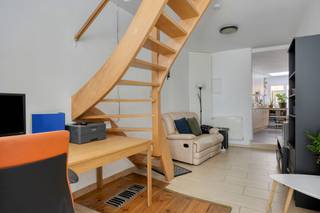 Ontdek deze praktisch ingedeelde woning, gelegen aan de Nieuwstraat 53 in Asse. Dankzij de centrale ligging, de twee slaapkamers, de aangename buitenruimtes en de mogelijkheid om een derde slaapkamer te creëren, vormt deze woning een interessante opportuniteit voor starters, koppels, kleine gezinnen of investeerders.<br /><br />Bij het betreden van de woning komt u terecht in de inkomhal, die toegang biedt tot de verschillende ruimtes op het gelijkvloers. De leefruimte biedt plaats aan zowel een gezellige zithoek als een eethoek en vormt het centrale woongedeelte van de woning.<br /><br />Aansluitend bevindt zich de keuken. Achteraan beschikt de woning over een koer, die zorgt voor een praktische buitenruimte en verschillende gebruiksmogelijkheden biedt.<br /><br />Op de eerste verdieping bevinden zich een comfortabele slaapkamer en de badkamer. Op deze verdieping heeft u eveneens toegang tot het terras. Dit terras vormt een waardevolle aanvulling op de woning en biedt een aangename plek om buiten te zitten en van rustige momenten te genieten.<br /><br />De tweede verdieping omvat een tweede slaapkamer en een afzonderlijke berging. Deze extra ruimte kan, afhankelijk van de gewenste inrichting en de nodige aanpassingen, worden ingericht als derde slaapkamer. Ze kan eveneens dienstdoen als bureau, dressing, hobbyruimte of bijkomende opslagruimte. Hierdoor kan de woning flexibel worden aangepast aan de behoeften van haar toekomstige bewoners.<br /><br />Een belangrijke troef is de centrale ligging in Asse. Winkels, scholen, openbaar vervoer en verschillende dagelijkse voorzieningen bevinden zich in de nabije omgeving. Hierdoor kunt u tal van verplaatsingen gemakkelijk uitvoeren zonder steeds afhankelijk te zijn van de wagen.<br /><br />De nabijheid van het openbaar vervoer maakt de woning bijzonder geschikt voor pendelaars en bewoners die zich vlot richting Brussel of de omliggende gemeenten willen verplaatsen. Ook gezinnen genieten van de aanwezigheid van scholen en andere voorzieningen in de omgeving.<br /><br />Voor dagelijkse boodschappen, diensten en ontspanning kunt u terecht in het centrum van Asse. De centrale ligging zorgt ervoor dat handelszaken en andere praktische voorzieningen vlot bereikbaar zijn. Tegelijk biedt de woning een goede verbinding met de belangrijkste invalswegen richting Brussel en de omliggende gemeenten.<br /><br />Daarnaast bestaat de mogelijkheid om een garage afzonderlijk mee aan te kopen. Dit biedt extra comfort voor het veilig parkeren van een wagen en kan eveneens interessant zijn als bijkomende bergruimte.<br /><br />Bent u op zoek naar een centraal gelegen woning met twee slaapkamers, buitenruimte en uitbreidingsmogelijkheden? Neem dan contact met ons op voor meer informatie of om een bezoek in te plannen via dilbeek@weinvest.be of 0497 248 251.