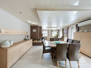 <strong>PLUSPUNTEN:</strong><br />+ perceeloppervlakte: 981 m²<br />+ bewoonbare oppervlakte: 299 m²<br />+ 3-4 slaapkamers<br />+ veel opbergruimte<br />+ ruime tuin<br />+ inpandige garage<br />+ rustige ligging<br />+ beschikbaar vanaf januari 2027<br /><br /><strong>ALGEMEEN:</strong><br />In een rustige en aangename omgeving in Wijchmaal, deelgemeente van Peer, vinden we deze ruime gelijkvloerse gezinswoning op een mooi perceel van maar liefst 981 m². De woning biedt met haar circa 299 m² bewoonbare oppervlakte bijzonder veel ruimte en beschikt over een praktische indeling, waardoor ze geschikt is voor wie op zoek is naar een comfortabele woning met voldoende leef- en bergruimte.<br /><br />Via de inkomhal krijg je toegang tot de verschillende leefruimtes. De woning beschikt over een ruime woonkamer en een keuken, aangevuld met een praktische achterinkom en wasberging. Op het gelijkvloers bevinden zich daarnaast meerdere slaapkamers, een badkamer en een apart toilet. De inpandige garage zorgt voor extra comfort en biedt eveneens handige bergruimte.<br /><br />Een groot pluspunt is dat het merendeel van de woning zich op het gelijkvloers bevindt. Op de verdieping is er nog een extra slaapkamer en een ruime zolderruimte aanwezig, waardoor de woning flexibel kan worden gebruikt en ook mogelijkheden biedt voor gezinnen die nood hebben aan extra ruimte.<br />Bovendien beschikt de woning over een ruime tuin, waar je in alle rust van de buitenruimte kan genieten. Dankzij het royale perceel en de rustige ligging biedt deze woning een aangename combinatie van ruimte, privacy en wooncomfort.<br /><br />De woning is beschikbaar vanaf januari 2027.<br /><br /><strong>INDELING:</strong><br />-1: kelder<br />+0: inkomhal, woonkamer, keuken, achterinkom, wasberging, badkamer, toilet, 2-3 slaapkamers, garage<br />+1: slaapkamer, zolderruimte<br /><br /><strong>CONTACT:</strong><br />Wenst u een afspraak te maken voor een vrijblijvend bezoek? Stuur dan een e-mail naar info@immosign-plus.be, elke kandidaat-huurder ontvangt van ons vervolgens een vrijblijvend inlichtingenfiche. U kan best een e-mail sturen zodat wij u vervolgens direct kunnen verder helpen.