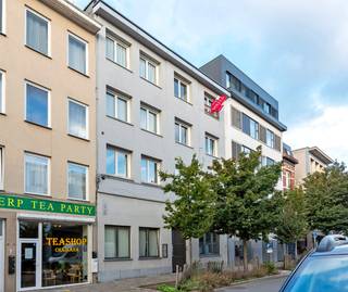 Zeer mooi afgewerkte nieuwbouw studio in het centrum van Antwerpen, vlakbij omliggende hogescholen. <br />Rustig gelegen aan de achterkant op de 1e verdieping (geen lift) van een nieuwbouw. <br /><br />Onmiddellijk beschikbaar. <br />Vraag je bezoek aan via: https://mijnhuurprofiel.be/property/943dbdfc-4314-45d0-a9f9-453bcd7ef5e0<br /><br />Indeling: <br />Woonkamer met open ingerichte keuken (kookvuur, dampkap, koelkast), badkamer met douche en toilet, aparte slaapkamer. Voornamelijk geschikt voor één persoon. <br /><br />Bijzonderheden: <br />Maandelijkse kosten 40 € (provisie water), gas en elektriciteit met eigen meter. <br />Afzonderlijke fietsenberging. Gemeenschappelijk terras op de binnenplaats.