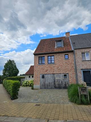 Energiezuinige woning met 5 slaapkamers én 2 badkamers uit 2012 in landelijke stijl. <br /><br />De troef van deze woning is vooral de fantastische ligging. Op het einde van een doodlopende straat, aan een gezellig speelpleintje. De kinderen kunnen hier veilig op straat spelen. Het is hier ook altijd super rustig. De woning staat in een recente verkaveling met allemaal jonge gezinnen. De school is vlakbij (op wandelafstand), de oprit van E34 en/of E313 is op 5 minuutjes bereikbaar. Echt een ideale gezinswoning dus!<br /><br />Om deze woning op te trekken werd er gebruik gemaakt van hoogwaardige materialen: recup gevelsteen, recup Boomse pannen, eiken balken, natuursteen, smeedijzer, eiken parket, corian,...<br /><br />-> massieve eiken keuken met natuursteen werkblad en Miele toestellen (oa. stoomoven)<br />-> master bedroom met eigen badkamer en dressing<br />-> in elke slaapkamer ingemaakte kasten<br />-> ook ingemaakte kasten in vestiaire en wasplaats <br />-> in elke slaapkamer een UTP-aansluiting en meer dan voldoende stopcontacten<br />-> in elke slaapkamer een vliegenraam<br />-> vloerverwarming en vloerkoeling dmv geothermische warmtepomp<br />-> ook in de zomer kan de woning met de vloerkoeling aangenaam fris gehouden worden<br />-> handdoekradiatoren in de badkamers<br />-> bekabeling voor inbraakalarm én zonnepanelen reeds geplaatst<br />-> voorzieningen op de 2e verdieping voor bijkomende badkamer reeds geplaatst<br />-> met regenwaterpomp (put van 10.000 L)<br />-> met waterontharder op zout<br />-> voorzieningen voor schouw (haard) reeds geplaatst<br />-> terras uit kloosterdals (natuursteen)<br />-> oprit uit porfierkasseien<br />-> volgroeide beukenhaag rondom de volledige (achter)tuin<br />-> met ingegraven Berg Trampoline in de achtertuin<br /><br />U kan een afspraak maken voor een bezichtiging op roelvandyck@hotmail.com of 0496/52.27.17.<br /><br />GEEN IMMO AUB.