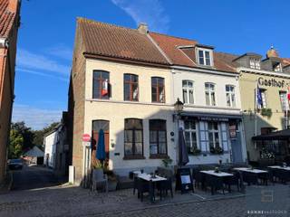 <p>Het pand heeft een bruikbare vloeroppervlakte van liefst 260m², zijnde 34m² kelderruimte, 90m² op de gelijkvloerse verdieping, 90m² op de eerste verdieping en 46m² op de derde verdieping.</p>
<p>Het pand werd reeds gestript en is direct klaar voor een koper op zijn/haar wensen uit te voeren. De verschillende open gemaakte ruimtes zorgen ervoor dat het pand kan worden gebruikt voor een COMBINATIE VAN WONEN op de verdiepingen EN WERKEN op het gelijkvloers. Voor dergelijke werkzaamheden zijn reeds hapklare BOUWPLANNEN VOOR HANDEN! Tevens kan het ook volledig als woning worden gebruikt.</p>
<p>Het pand kon nauwelijks centraler gelegen zijn en biedt u vooraan frontaal zicht op het monumentale stadhuis van Damme en opzij naar de kerk.</p>
<p>Van dit multifunctionele karakterpand uw nieuwe project maken?</p>
<p>Contacteer Bonne Vastgoed 7 op 7 voor meer info via 0468/10.40.40 of<span> </span>info@bonnevastgoed.be</p>