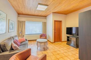 <p>Deze woning met vier slaapkamers aan de Stuivenbergbaan in Mechelen biedt ruimte en indeling die zich uitstekend leent voor een grondige renovatie naar eigen inzicht. Het pand telt vier slaapkamers en een badkamer, aangevuld met een garage, parkeergelegenheid, een tuin en een terras. Deze combinatie van buitenruimtes en bijgebouwen maakt het pand bijzonder geschikt voor wie zowel binnen als buiten voldoende plaats wil creëren, afgestemd op een eigen woonwens. Bij binnenkomst wacht een indeling die de basis vormt voor een woning op maat. De vier slaapkamers bieden ruimte voor een gezin of voor wie nood heeft aan een bureau of hobbyruimte, terwijl de badkamer het geheel comfortabel houdt. Doordat de woning zich in een te renoveren staat bevindt, kan u de indeling en afwerking volledig naar uw smaak invullen, zonder rekening te houden met eerdere keuzes. Dat geeft u de vrijheid om functies zoals een ruimere keuken, een open leefruimte of een extra badkamer te voorzien waar u dat wenst. Buiten sluit de tuin aan bij de woning en biedt die de mogelijkheid om buiten te ontspannen of te tuinieren, terwijl het terras zich leent tot een rustige zithoek. De aanwezigheid van een garage en bijkomende parkeerplaats zorgt ervoor dat u steeds verzekerd bent van een parkeerplek, wat het dagelijks gebruik van de woning vereenvoudigt. Deze buitenruimtes, samen met de bijgebouwen, vormen een stevige basis voor een woning die na renovatie volledig aan uw wensen kan beantwoorden. Deze woning aan de Stuivenbergbaan in Mechelen combineert een ruime indeling met vier slaapkamers, een tuin, een terras en parkeermogelijkheden, en biedt zo een uitgelezen uitgangspunt voor een renovatieproject op maat.</p>