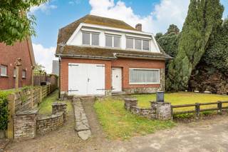 <strong>Te renoveren woning met 4 slpk's op toplocatie in Beerse</strong><br />EPC: F-label | Perceelopp. 555m² | Bewoonbare opp. 189m²<br /><br /><strong>Indeling:</strong><br />We betreden deze charmante te renoveren woning via de inkomhal, dewelke toegang biedt tot de woonkamer, garage en keuken. De keuken biedt voldoende ruimte om naar hartenlust in te richten. Achter de keuken bevindt zicht nog de berging met het toilet en badkamer. Deze ruimte biedt eveneens toegang tot het terras. <br /><br />Op de eerste verdieping vinden we 4 volwaardige slaapkamers terug. Via de zoldertrap in de nachthal krijg je toegang tot de ruime bergzolder, met uitbreidingsmogelijkheden. Ook een kelderberging ontbreekt hier niet!<br /><br />Als extra troef geniet deze woning van een aangename tuin op een rustige maar toch centrale locatie. <br /><br /><strong>Algemeen</strong>: <br />- EPC: 580kWh/m²jaar<br />- 4 volwaardige slaapkamers<br />- Hoekperceel op absolute toplocatie