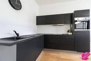 Charmant 1-slaapkamerappartement op toplocatie in het historische hart van Antwerpen, gelegen aan de Suikerrui, op wandelafstand van de Grote Markt.<br />Je woont hier midden in de bruisende binnenstad, omringd door gezellige cafés, restaurants, winkels en culturele hotspots. De Schelde en de vernieuwde kaaien liggen vlakbij, ideaal voor een wandeling of om te genieten van het uitzicht. Ook het openbaar vervoer en belangrijke invalswegen zijn vlot bereikbaar.<br />Het appartement beschikt over een ruime, volledig uitgeruste keuken die naadloos overgaat in de gezellige leefruimte. De lichtrijke badkamer is voorzien van een moderne inloopdouche, toilet en dubbele lavabo.<br />De maandelijkse lasten bedragen 105 euro incl water.<br />Beschikbaar vanaf 01/06/2026.