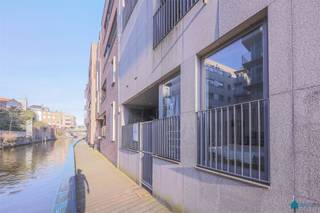 Unieke kans in hartje Gent: wonen aan het water met alle comfort op een uitzonderlijke locatie.<br />Dit stijlvolle gelijkvloers appartement aan de Ketelvest combineert een uitzonderlijke ligging aan de Ketelvaart (verbinding van de Leie en de Schelde) met een modern, instapklaar interieur. Dankzij de grote raampartijen, het private terras en de open leefruimte geniet je hier van een zeldzame mix van rust, licht en stadsleven.<br />Indeling als volgt: ruime leefruimte met grote ramen en directe toegang tot het terras, open en volledig uitgeruste keuken met moderne toestellen, slaapkamer met zicht op het terras en de Ketelvaart, ingerichte badkamer met alle comfort, inkomhal met vestiaire en apart toilet, ruim terras waar je kan genieten van ochtend- laatavond zon, waterzicht en de rustige sfeer van de Ketelvest<br />De woning is volledig gelijkvloers en dus ideaal voor wie comfort en toegankelijkheid belangrijk vindt.<br />De Ketelvest is één van de meest gegeerde locaties in Gent. Op wandelafstand van het historisch centrum, winkels, horeca en cultuur met een vlotte verbinding naar station Gent-Sint-Pieters en belangrijke invalswegen. Tot slot gelegen in een rustige straat met een residentiële uitstraling.<br />Hier woon je in de stad, maar toch in een oase van rust.<br />⭐ Troeven op een rij:<br />• Gelijkvloers wonen met terras<br />• Uitzicht en directe nabijheid van het water<br />• Moderne afwerking en instapklaar<br />• Toplocatie in het centrum van Gent<br />• Ideaal als starterswoning, pied-à-terre of investering<br />