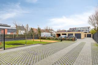 <span><span><strong>- Individuele garages te koop in nieuwbouwproject 'Scarpato' in centrum Kortemark -</strong><br /><br />De naam <strong>'Scarpato' </strong>is een<strong> </strong>samenvoeging<strong> </strong>van het Italiaanse 'Scarpa' en het Spaanse 'Zapato' wat beiden 'schoen' betekent. Hiermee verwijzen we naar de vroegere bekende schoenwinkel "Supeene" die op deze centrale locatie was gevestigd. De realisatie is ontwikkeld door FI2BUILD die zich als bouwheer profileert als bijzonder klantgericht, vernieuwend en beschikt over een duidelijke visie wat betreft toekomstgericht wonen. De residentie bevindt zich op wandelafstand van de markt van Kortemark alsook op een boogscheut van het station gelegen. Tevens treft men tal van kwalitatieve handelszaken aan in de buurt. <br /><br />'Scarpato' beschikt over<strong> 13 garages</strong> (groot en standaard afmetingen mogelijk - voorzien van automatische sectionaalpoort) - Vraag naar extra info bij ons op kantoor.<br /><br />Bij de ontwikkeling werd door de bouwheer een bijzondere aandacht besteed aan kwalitatieve en duurzame materialen in combinatie met een unieke en karaktervolle architectuur (architectenbureau Vanhoorn-Maeckelbergh) passend bij deze locatie. <br /><br /><strong><u>Bijzondere troeven:</u></strong></span></span>
<ul>
<li><span><span>Kleinschalige residentie, lage gemeenschappelijke kosten; </span></span></li>
<li><span><span>Rustige ligging doch dicht bij het centrum;</span></span></li>
<li><span><span>Karaktervolle en unieke architectuur;</span></span></li>
<li><span><span>Op het terrrein van de residentie zullen oplaadpunten aanwezig zijn voor het laden <strong>van elektrische wagens.</strong> </span></span></li>
<li><span><span>...</span></span></li>
</ul>
<span><span>Kom langs op kantoor en ontvang een <strong>unieke verkoopbrochure</strong> van Residentie Scarpato.<br /><br />Bent u op zoek naar een garage voor eigen gebruik of als investering?<br />Kom dan snel even langs bij ons op kantoor voor meer uitleg! <strong>Contacteer ons via 051 50 11 51.</strong> </span></span><br /><span><span><em>Opleveringsdatum na te vragen bij ons op kantoor en in functie van voorverkoop. </em></span></span>