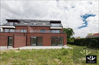 Ruim gelijkvloers nieuwbouwappartement met 4 slaapkamers en 2 badkamers, ruim terras en een mooie tuin op een goed bereikbare locatie! 1 slaapkamer...