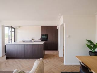 Eénslaapkamerappartement op de zevende verdieping met indrukwekkend uitzicht<br /><br />Op de zevende verdieping van Residentie Goya aan de Tentoonstellingslaan bevindt zich dit gerenoveerde éénslaapkamerappartement. Hier woon je op een strategische locatie, vlak bij het Zuidpark, het Muinkpark en het stadscentrum, met de fly-over die je in enkele minuten naar de belangrijkste invalswegen brengt.<br /><br />De ligging op hoogte zorgt niet alleen voor een indrukwekkend uitzicht, maar ook voor een overvloed aan natuurlijk daglicht in elke ruimte. De royale volumes, typerend voor de bouwstijl uit de jaren ’70, bieden een aangenaam wooncomfort. Grote raampartijen versterken bovendien het ruimtelijke gevoel dat de oppervlakte van 66 m² al biedt.<br /><br />De indeling is helder en praktisch: een inkomhal met gastentoilet en vestiaire, links de woon- en eetkamer met open keuken en een klein balkon, rechts een ruime slaapkamer en een aparte badkamer met inloopdouche en wastafel.<br />Het uitzicht, de zuidwestelijke oriëntatie en de centrale ligging maken dit tot een interessante opportuniteit in een aantrekkelijke prijsklasse.<br /><br />Dankzij de strategische ligging nabij de belangrijkste invalswegen, de fly-over en het Muinkpark is dit appartement ideaal voor young professionals.<br />Ook voor ouders van studerende kinderen, investeerders of wie op zoek is naar een eerste thuis in Gent vormt dit een bijzonder interessante opportuniteit.