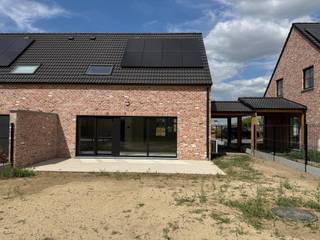 Inkomhal, toilet, ruime living met open keuken, grote berging, 3 slaapkamers, badkamer, zolder, carport en zuidgerichte tuin. De keuken is volledig ingericht met eiland, oven, vaatwasmachine... De badkamer heeft een bad en een inloopdouche. Er is vloerverwarming via warmtepomp (geothermie!) en zonnepanelen. De woning is volledig geschilderd en alle verlichting en gordijnen zijn aanwezig. De tuin wordt nog aangelegd. Kindvriendelijke wijk (doodlopend)