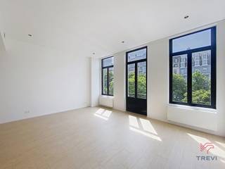 Sur la prestigieuse Avenue Louise – Quartier Stephanie. Proche de toutes commodités (commerces et transports). Magnifique duplex NEUF, 3 chambres et...