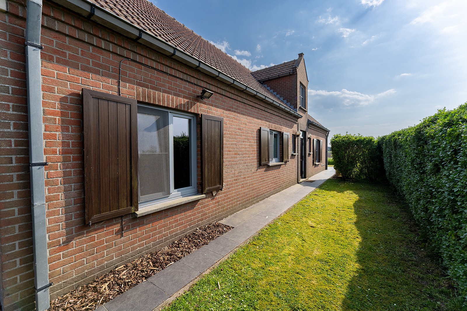 Zeer ruime woning op een perceel van 1000m² met dubbele garage in het landelijke Houtave. - foto 5