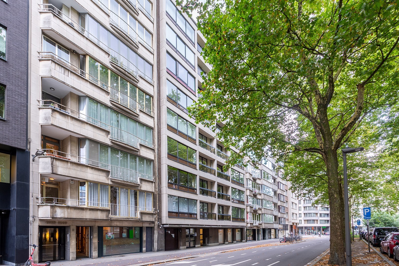 Uiterst ruim vierslaapkamer appartement tussen het Stadspark en de Theaterbuurt! - foto 1