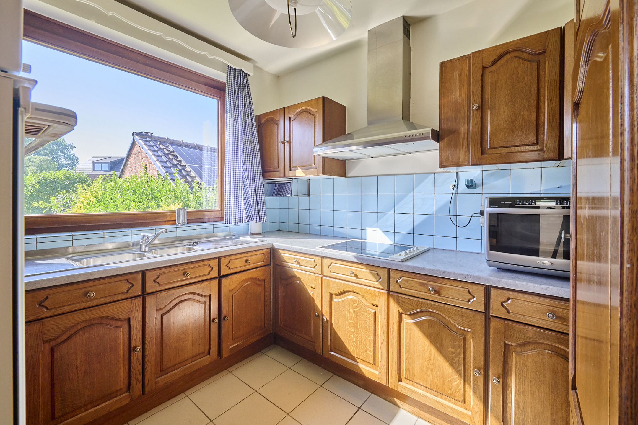 Goed onderhouden rijwoning op toplocatie met parking - foto 4