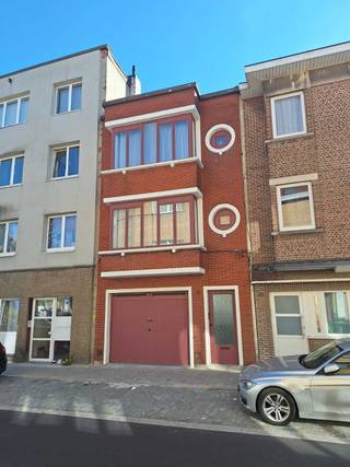 Deze instapklare en lichtrijke woning ligt in 2060, net op de grens met 2140. Bar Leon, Butchers Coffee, Bar Bakeliet, Briquet... liggen allemaal op wandelafstand. Met de fiets sta je op 5 minuten aan Antwerpen Centraal en op 10 minuten op de Meir.<br /><br />Gelijkvloers: inkomhal met toegang tot de ruime garage, een apart gastentoilet en de kelder. De garage beschikt over ingemaakte kasten en een aparte wasplaats.<br /><br />Eerste verdieping: leefruimte en keuken met veel lichtinval en parketvloer. De keuken heeft een groot werkblad en is voorzien van alle comfort. Ook deze ruimte heeft op maat gemaakte kasten/ meubels.<br /><br />Tweede verdieping: 2 slaapkamers en een badkamer met douche. Beide slaapkamers hebben airco en één slaapkamer heeft ingemaakte kasten.<br /><br />EPC = C (geen renovatieplicht)<br />Elektriciteit = conform<br />Geen asbest<br />Mobiscore = 9,6/10<br /><br />Wil je graag naar deze woning komen kijken? Mail naar potgieterstraat51antwerpen@gmail.com of bel 0471 69 01 55 voor een afspraak en meer info.