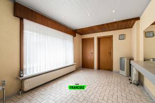 Op een vlot bereikbare locatie in Zottegem bevindt zich dit commerciële pand dat tal van mogelijkheden biedt voor zelfstandigen, vrije beroepen en ondernemers. Dankzij de praktische indeling vormt deze eigendom de ideale uitvalsbasis voor wie een eigen zaak wenst uit te bouwen op een centrale locatie.<br /><br />De handelsruimte van 15,24 m² kan volledig naar eigen wens ingericht worden als kapsalon, nagelstudio, schoonheidsinstituut, praktijkruimte, kantoor of ontvangstruimte. Aansluitend bevindt zich een praktische berging en een afzonderlijk toilet, wat het dagelijks gebruik extra comfortabel maakt.<br /><br />Bij het betreden van de woning komt u terecht in een lichtrijke inkomhal die toegang biedt tot de gezellige leefruimte met zithoek en eetplaats. Aansluitend bevindt zich de aparte keuken, die rechtstreeks uitgeeft op het terras en de tuin. Op het gelijkvloers vindt u bovendien een multifunctionele ruimte die perfect kan dienen als praktijkruimte, bureel, kapsalon of andere zelfstandige activiteit. Verder beschikt de woning over een praktische berging en een afzonderlijk toilet.<br /><br />Op de verdieping bevinden zich drie ruime en volwaardige slaapkamers, evenals een reeds vernieuwde badkamer. Via een valluik bereikt u de zolderverdieping, die ideaal is als extra bergruimte. Daarnaast beschikt de woning nog over een droge kelder.<br /><br />Buiten geniet u van een private tuin met groen uitzicht, een oprit en een ruime garage, wat zorgt voor voldoende parkeergelegenheid en opslagruimte.<br /><br />Dankzij de centrale ligging geniet u van een goede bereikbaarheid en visibiliteit, terwijl alle voorzieningen zich in de directe omgeving bevinden.<br /><br />Interesse in dit handelspand in Zottegem? Vraag vandaag nog uw bezoek aan via Immo Francois. Wij begeleiden kopers en verkopers dagelijks in Zottegem en de ruime regio van de Vlaamse Ardennen.<br /><br />