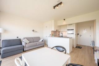 🏝️ Instapklare, volledig vernieuwde studio op exclusief privé-domein Laguna Beach – Duinbergen 🏝️<br /><br />Ontdek deze volledig gerenoveerde studio in Residentie Laguna Beach, een uniek privé-domein van 6 hectare tussen Knokke en Heist. Geniet van een rustige, groene omgeving met uitzonderlijke faciliteiten en wandelafstand tot de Zeedijk en het Directeur-Generaal Willemspark.<br /><br />✨ Troeven van deze studio:<br />✔ Volledig vernieuwd met hoogwaardige afwerking<br />✔ Slimme indeling voor optimaal wooncomfort<br />✔ Gezellige leefruimte met veel natuurlijk licht<br />✔ Open keuken met moderne apparatuur<br />✔ Stijlvolle badkamer met inloopdouche<br />✔ Privé parking &amp; fietslokalen beschikbaar<br /><br />🌊 Exclusieve faciliteiten op Laguna Beach:<br />🏊 Overdekt privézwembad &amp; kinderbad<br />🏖 Privé strandje aan het meer van Heist<br />🎾 Outdoor sportterreinen (volleybal, basket, petanque)<br />🏓 Indoor tafeltennisruimte<br />🚴 Directe toegang tot prachtige fietsroutes<br />🛶 Niet-gemotoriseerde watersport &amp; vissen mogelijk<br /><br />De residentie biedt bovendien het comfort van een huisbewaarder en een syndicus ter plaatse.<br />📍 Unieke ligging:<br />🔹 Kant meer: uitzicht op het meer van Heist (richting Heist-Zeebrugge)<br />🔹 Kant polders: toekomstige golfsite (richting Duinbergen-Knokke)<br /><br />Mis deze exclusieve kans niet en plan vandaag nog een bezoek! 📩<br /><br />Maandelijkse huurprijs: €650,- + €35,- (voorschot water)<br />Vrij vanaf 1 juni 2026