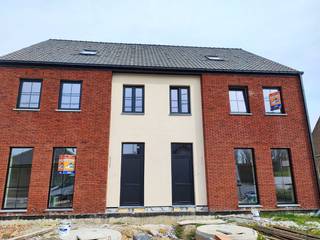 In het centrum van Sint-Lievens Houtem vinden we deze ruime nieuwbouwwoning met 3 mooie slaapkamers ! 6% BTW mogelijk door sloop- en heropbouw. Energiezuinig dankzij 6 zonnepanelen. Een lichtrijke doorzonliving met open, volledig ingerichte keuken met aangrenzende berging. Via de prachtige eiken Z-trap komen we op de 1e verdieping met een ruime badkamer, met bad en douche, een afzonderlijk nachttoilet en 3 mooie slaapkamers. Via de mooie eiken, open trap bereiken we dan nog een grote zolderruimte die mogelijks kan ingericht worden.