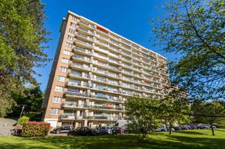 <p>Appartement situé au 6ᵉ étage, avec une superficie habitable de 73 m² (selon le PEB) , bénéficiant d’une excellente situation !</p>
<p>La disposition comprend un hall d’entrée, un séjour et salle à manger, une cuisine équipée, 2 chambres, un WC séparé ainsi qu’une salle de bains avec baignoire et lavabo.</p>
<p>En outre, l’appartement dispose d’une cave et d’un parking commun devant l’immeuble. L’appartement est accessible par ascenseur et équipé d’un parlophone.</p>
<p>L’appartement a été construit en 1973 et est entièrement doté de double vitrage (châssis en bois) ainsi que d’un beau parquet de qualité dans l’espace de vie. PEB : label D. Chauffage central au gaz naturel. Installation électrique non conforme.</p>
<p>Très bonne situation, à proximité de l'autoroute, le transport en commun, des écoles et de l’UZ Bruxelles.<br /><br /><strong>POUR UNE VISITE - SABINE DE RIDDER 0479/82 47 92 ou sabine@domusvastgoed.be</strong></p>