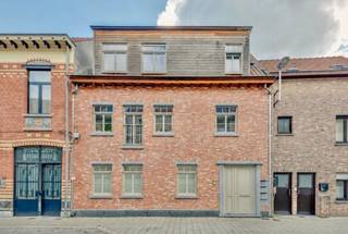 Dit centraal gelegen, energiezuinig duplex- appartement werd recentelijk en met oog voor detail en perfectie gebouwd en ligt op een steenworp van de Markt van Eeklo. Gelegen nabij de winkels, het openbaar vervoer en belangrijke invalswegen.
Er is gebruik gemaakt van de meest kwalitatieve en hoogwaardige materialen waardoor het u aan stijl en comfort niet zal ontbreken in dit knappe en trendy appartement!
De indeling als volgt:
Een inkomhal, een gastentoilet, een leefruimte met zitplaats en eetplaats, een open, moderne keuken voorzien van hedendaagse comfort, een ruime praktische berging/wasplaats, een badkamer met douche en modern badkamermeubel, een trap en een ruime tweepersoons slaapkamer voorzien van een ingemaakte kast.
Daarnaast is er tevens een praktische fietsenberging aanwezig.
Wenst u een bezoek aan het energiezuinig duplex appartement?
Maak uw afspraak via www.vastgoeduniucm.be of stuur een e-mail naar verhuur@vastgoedunicum.be.