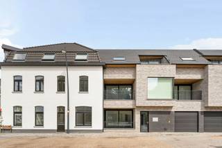 In residentie “De Rembrandt” vindt u dit ruim en lichtrijk appartement op de eerste verdieping, waar kwalitatieve materialen en hedendaags wooncomfort perfect samenkomen. Dankzij de doordachte indeling en centrale ligging vormt dit appartement een ideale thuisbasis voor wie comfortabel en energiezuinig wil wonen. Bovendien bestaat, mits voldaan aan de geldende voorwaarden, de mogelijkheid om dit appartement aan te kopen aan het verlaagde btw-tarief van 6%.Bij het binnenkomen wordt u verwelkomd in een ruime inkomhal met apart gastentoilet en handige berging. De open leefruimte geniet van veel natuurlijke lichtinval en sluit mooi aan op de moderne keuken. Vanuit de leefruimte bereikt u het aangename terras langs de Sint-Bavostraat, waar u in alle rust kan genieten van een gezellig moment buiten. Naast de keuken bevindt zich nog een extra praktische was-/bergruimte.Via de nachthal bereikt u de twee ruime slaapkamers en de badkamer, die uitgerust is met een douche, ligbad en dubbele lavabo. De combinatie van comfort en functionaliteit zorgt hier voor een aangename woonervaring.Met een bewoonbare oppervlakte van 128 m² beschikt dit appartement over bijzonder veel ruimte. Bovendien werd sterk ingezet op energiezuinigheid dankzij vloerverwarming in alle ruimtes met afzonderlijke regeling per kamer. Het gunstige E-peil 30 zorgt daarnaast voor een interessante fiscale meerwaarde met 50% vrijstelling van onroerende voorheffing gedurende 5 jaar.De residentie bevindt zich op een strategische locatie met een vlotte verbinding richting Waregem, Wielsbeke en Oostrozebeke. In de directe omgeving geniet u van tal van wandel- en fietsmogelijkheden langs de oude Leie-arm en het vernieuwde OC Den Aert.Mogelijkheid tot aankoop van een garage en extra berging.Een uitstekende keuze voor wie op zoek is naar een recent appartement met ruimte, comfort, een kwalitatieve afwerking én de kans om te genieten van het voordelige 6% btw-tarief.Interesse? Contacteer Luna via luna@immobeguin.be.