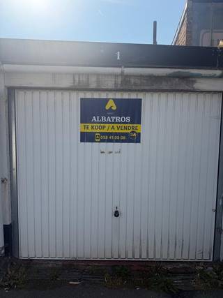 Garage à vendre situé dans le complexe de garages " Flora".<br /><br />Numéro : 9<br /><br />Dimensions :<br />5,15 m de longueur x 2,7 m de largeur x 2,3 m de hauteur<br />Hauteur du sol à la porte de garage : 1,9 m