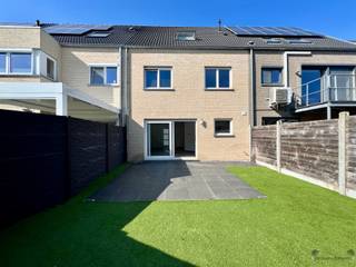 MODERNE & ENERGIEZUINIGE WONING TE HAMME MET GARAGE EN TUIN De woning omvat drie ruime slaapkamers op de 1ste verdieping & en een afgewerkte...