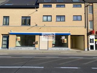 Au centre du centre de Kortenberg ! PAS DE HORECA!
Spacieux local commercial de 160 m2 net avec garage,
2 vitrines, porte automatique, comptoir, cuisine,
Place de parking devant le garage
Libre au plus tard le 01/05/2026