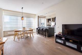 Op zoek naar een appartement op een centrale ligging met alle voorzieningen binnen handbereik? Dit appartement op de Italiëlei is de ideale match. Op slechts 10 minuten wandelen van het Centraal Station en met uitstekende verbindingen met wagen en openbaar vervoer, woon je hier uiterst vlot bereikbaar. Het commercieel centrum ligt vlakbij, net als gezellige restaurants, cafés en culturele hotspots. Ook winkels, scholen, parken en recreatie zijn in de buurt. Ideaal om het bruisende stadsleven te combineren met praktisch wooncomfort. Dit lichtrijke appartement bevindt zich op de vierde verdieping van een verzorgd gebouw en werd in 2009 gerenoveerd en sindsdien uitstekend onderhouden. Het ruime leefgedeelte biedt plaats voor een gezellige zithoek en eetkamer, waarbij de originele schouw voor extra charme zorgt. De mooie parketvloer loopt doorheen het hele appartement en creëert een warme, stijlvolle sfeer. De open leefkeuken is volledig ingericht en beschikt over een aansluitende berging met ruimte voor wasmachine, droogkast en extra opbergruimte. Aan de achterzijde bevinden zich twee volwaardige slaapkamers, waarvan één directe toegang biedt tot een gezellig terras. De badkamer is verzorgd en uitgerust met ligbad/douche en wastafel. Om het comfort compleet te maken is er de mogelijkheid om een autostaanplaats in het gebouw mee aan te kopen. Epc: 163 kWh/m2 , P-score: A, G-score: A, Vg-Wg-Gvv-Gvkr-Gmo.