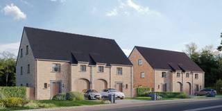 Deze uitzonderlijk ruime halfopen nieuwbouwwoning is uiterst centraal gelegen in Wingene, in de onmiddellijke nabijheid van winkels, scholen, het sportpark en belangrijke uitvalswegen. Dankzij het royaal perceel van 603 m² en de grote bewoonbare oppervlakte is deze woning ideaal voor gezinnen die op zoek zijn naar ruimte en comfort.<br /><br />De woning beschikt over doordachte indeling als volgt: inkomhal met gastentoilet en vestiaire, lichtrijke leefruimte met zit-en eethoek, open, geïnstalleerde keuken en aansluitende garage met ruimte voor wasplaats, fietsen en een wagen. Op de eerste verdieping zijn er 3 slaapkamers, waarvan 1 met ruime dressing, nachthal, toilet en badkamer met ligbad, inloopdouche en dubbele lavabo met meubel. De tweede verdieping is toegankelijk met vaste trap en kan verder afgewerkt worden naar keuze, mogelijkheid tot het afwerken met een vierde en vijfde kamer met eigen badkamer (reeds plannen en offerte beschikbaar). Bovendien is er boven de tweede verdieping nog een bergzolder toegankelijk met zolderluik.<br /><br />Naast de garage is er ook parkeermogelijkheid op de oprit.<br /><br />De woning wordt afgewerkt met onderhoudsvriendelijke en kwalitatieve materialen en voldoet aan de strengste huidige energienormen. De HOB is uitgerust met zonnepanelen, een warmtepomp, ventilatiesysteem en hoogwaardige isolatie, wat resulteert in een uiterst energiezuinige, comfortabele én ruime gezinswoning.<br /><br />Voor meer informatie of een vrijblijvende afspraak, aarzel niet en bel Michiel op het nummer 0473 255 533