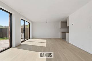 <p><span>KNAPPE NIEUWBOUWWONING MET 3 SLPKS</span></p><p><span> </span></p><p><span>Veerstraat 60B is de thuisbasis van deze knappe nieuwbouwwoning, dit pand bevindt zich achter de prachtige vakwerkwoning en wordt met de allernieuwste technieken afgewerkt.</span></p><p><span> </span></p><p><span>Op het gelijkvloers bevinden zich een inkomhal, een apart toilet, een berging, een keuken en een leefruimte.</span></p><p><span> </span></p><p><span>Op de eerste verdieping ontdekken we een nachthal, een badkamer, een apart toilet en drie slaapkamers.</span></p><p><span> </span></p><p><span>Bijkomend beschikt deze woning over een onderhoudsvriendelijke tuin met aangenaam terras en parkeergelegenheid.</span></p><p><span> </span></p><p><span>KORT SAMENGEVAT</span><span>:</span></p><p><span>Grondwaarde: € 100.000,00</span></p><p><span>12% registratie: € 112.000,00</span></p><p><span>Constructiewaarde: € 237.190,00</span></p><p><span>21% BTW: € 49.809,90</span></p><p><span>TOTAAL: € 399.000,00</span></p><p><span> </span></p><p><span>Opzoek naar een leuke woning in het landelijke Wellen? Maak snel je afspraak voor meer informatie 078 78 30 39 – <span>info@canius.be</span></span></p><p><span> </span></p><p><span>De vermelde oppervlaktes zijn slechts een indicatie. Canius Real Estate kan niet verantwoordelijk gesteld worden voor de juistheid van de door zijn verstrekte gegevens.</span></p><p><span> </span></p>