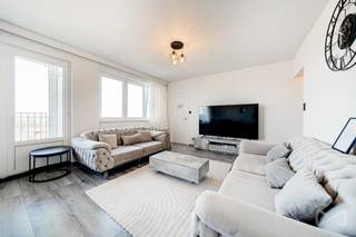 Info &amp; bezichtigingen: dries.v@weinvest.be of 0471 68 27 37<br />Ontdek dit aangename appartement, gerenoveerd in 2020, gelegen op de 15e verdieping van een gebouw met lift, aan de Twee Leeuwenweg 20 in Vilvoorde. Geniet elke dag van een adembenemend panoramisch uitzicht over de omgeving!<br />Met een oppervlakte van 96 m² biedt deze woning een ruime, lichte woonkamer van 31 m² met een zonnig terras van 8,5 m² op het westen, ideaal om te ontspannen. De aangrenzende keuken, de drie comfortabele slaapkamers (12, 11 en 12 m²), de moderne doucheruimte en het aparte toilet maken het geheel harmonieus af.<br />Comfort: hoogwaardige dubbele beglazing, collectieve gasverwarming, niet-conforme elektriciteit, EPC C, videofoon, fietsenstalling en vuilnisbakken. Alles is aanwezig voor een praktisch en aangenaam dagelijks leven.<br />De ligging is ideaal: op 1 minuut van de bushaltes (lijn 47) naar het station van Vilvoorde (800 m), snelle toegang tot de E19, N1 en N260, scholen op 5-7 minuten, Eurovolley Center op 150 m, Portaels ziekenhuis en winkels in de buurt.<br />Neem vandaag nog contact met ons op voor een bezichtiging! Bekijk al onze exclusieve aanbiedingen op www.weinvest.be