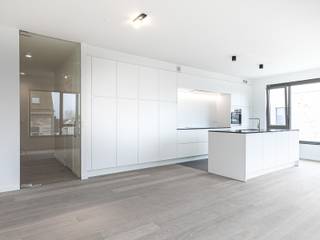 Deze unieke penthouse in een Bijna-Energie-Neutraal appartement met drie volwaardige slaapkamers bevindt zich op de vierde verdieping van residentie “van de Werve”. Het appartement heeft een ruime inkomhal met gastentoilet. De leefruimte met parket heeft een volledig uitgeruste keuken met eiland, een zitgedeelte en een stuk inpandig terras dat toegang biedt aan het dakterras.<br />De badkamer heeft een dubbele wastafel, inloopdouche en ligbad. In het appartement zelf is een grote technische berging, waar zich de warmtepomp en andere technieken bevinden. Het appartement heeft overal vloerverwarming en een gepantserde veiligheidsdeur.<br />In de ondergrondse parkeergarage is er eveneens een staanplaats met aanpalende bergruimte en het gebruik van de fietsenstalling in de prijs inbegrepen. <br /><br />De gemeenschappelijke kosten bedragen €190,-.