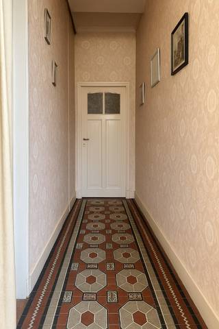 Deze woning bestaat uit: inkomhal - toilet - bureauruimte - living - keuken - badkamer - berging - tuin met uitweg langs achteraan - nachthal - 3 slaapkamers - zolder. <br /><br />Troeven van deze woning: <br /><br />- er is een uitweg langs de tuin naar de andere straat <br />- EPC label D <br />- de woning is momenteel verhuurd