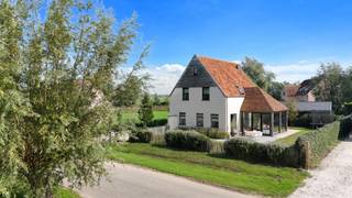 Prachtige villa, alleenstaand in het rustige en charmante Heille (Sluis) net over de grens met België. Het is er genieten van de rust en de landelijke omgeving in Zeeuws Vlaanderen terwijl het gezellige centrum van Sluis en Knokke in de directe nabijheid liggen. <br /><br />Deze recente villa werd gebouwd in 2022, ze beschikt over vier slaapkamers en een super leuke buitenruimte en omgeving. De villa komt zowel in aanmerking voor vaste bewoning als tweede verblijf. Sluis ligt op 5 minuten rijden, Knokke en het strand van Cadzand op amper 15 minuten. <br /><br />Het huis is modern en tijdloos ingericht met o.a. een schitterende woonkamer opgedeeld in een eet-en zithoek alsook een mooi weggestoken bureelruimte. Blikvanger in het huis is ongetwijfeld de prachtige orangerie die zorgt voor een aangename verlenging van de leefruimte en een leuke connectie vormt met de tuin en de omliggende omgeving. De keuken is open, modern en volledig voorzien van alle hedendaagse apparatuur. Naast de keuken een praktische bijkeuken en wasplaats met directe toegang tot de tuin. <br /><br />Op de verdieping zijn er vier slaapkamers en een modern ingerichte badkamer met inloopdouche, losstaand ligbad en dubbele lavabo. Vanuit één van de slaapkamers leidt een trap naar de dakverdieping. Deze extra ruimte biedt mogelijkheden en kan naar wens worden ingericht als bijkomende slaapkamer, royale bergruimte, hobbykamer of werkplek.<br /><br />Ook de buitenruimte is bijzonder aangenaam: rondom de woning een mooi aangelegde tuin met zonneterrassen. Parkeren kan op het eigen terrein met twee of drie wagens op de oprit. <br /><br />Bezoeken? Graag na afspraak met Willem Cauwels op Tel 050.89.27.70