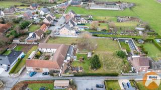 GERAARDSBERGEN - Hoeve met studio <br /><br />In het hart van de Vlaamse Ardennen bieden wij een prachtige, in het erfgoed opgenomen vierkanthoeve aan die vandaag dient als vakantiewoning en aparte studio.<br />Deze charmante accommodatie combineert authentiek karakter met hedendaags comfort en is de ideale plek om tot rust te komen in een groene, landelijke omgeving.<br /><br />De vakantiewoning beschikt over drie comfortabele slaapkamers, een ruime en gezellige living en een grote eetplaats waar samen tafelen centraal staat. Verder is er een badkamer met douche en toilet, een modern ingerichte keuken met alle nodige voorzieningen, een aangename veranda, een ontspanningsruimte en een speelkamer. Op de verdieping is een zolder die men naar eigen noden kan inrichten.<br />De studio beschikt over een leefruimte, een keuken, een badkamer en een slaapkamer.<br /><br />Grote troef zijn zeker de opslagmogelijkheden, +/-200m².<br /><br />Wenst u een bezoek aan deze unieke eigendom in zijn streek, aarzel niet om ons te contacteren: 053/60.65.66<br /><br />De vermelde prijs is een richtprijs. Na ontvangst van de biedingen zal de verkoper beslissen of hij/zij de eigendom verkoopt aan het beste bod. De richtprijs is aldus niet bindend voor de verkoper.