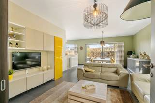 <p><span>Recente gezinswoning met 3 slaapkamers en inpandige garage (BJ 2014)</span></p><p><span> </span></p><p><span>Dit betreft een hedendaagse open bebouwing, voorzien van alle comfort, aan de rand van de dorpskern van De Klinge.</span></p><p><span>De woning is uitstekend gelegen op wandelafstand van het Stropersbos + Clingse Bossen & alle lokale faciliteiten, tevens is er een vlotte verbinding via E34 (Antwerpen-Gent) en lokale invalswegen richting (Sint-Gillis-Waas, Hulst & Sint-Niklaas).</span></p><p><span>De lichtrijke woonruimten, de zonnige tuin rondom de woning en de ligging nabij mooie bosrijke omgeving zijn slechts enkele van de vele troeven.</span></p><p><span> </span></p><p><span>INDELING</span></p><p><span> </span></p><p><span>Gelijkvloers:</span></p><p><span>Riante inkomhal met gastentoilet.</span></p><p><span>Lichtrijke woonkamer met open keuken en veel interactie met de tuin rondom de woning.</span></p><p><span>Hedendaagse keuken, voorzien van alle comfort. </span></p><p><span>Inpandige garage met aansluitende berging/wasplaats.</span></p><p><span>Zonnige tuin (zuidwest georiënteerd) met mooie aangelegde terrassen rondom de woning, volledig omheind.</span></p><p><span>Autostaanplaats naast de woning (parking voor 2e wagen).</span></p><p><span> </span></p><p><span>1e verdieping:</span></p><p><span>3 comfortabele slaapkamers op laminaat.</span></p><p><span>Ruime badkamer, volledig betegeld en uitgerust met ligbad, douche, dubbel lavabomeubel en toilet.</span></p><p><span>Extra berging.</span></p><p><span> </span></p><p><span>EXTRA</span></p><p><span>Bouwjaar 2014.</span></p><p><span>In prima staat van onderhoud. </span></p><p><span>Trendy woonstijl met veel lichtinval.</span></p><p><span>CV op aardgas via HR codensatieketel.</span></p><p><span>Elektriciteit conform. </span></p><p><span>ALU ramen met dubbele HR beglazing.</span></p><p><span>Gelegen op een vlot bereikbare locatie aan de rand van de dorpskern doch vlakbij alle lokale faciliteiten (winkel, school,...).</span></p><p><span>In de directe omgeving van zowel het Stropersbos als de Clingse bossen.</span></p><p><span> </span></p><p><span>EPC: Label B - 105kWh/m²</span></p><p><span>Wg - Vg - Gvv - Gvkr - Gmo</span></p><p><span> </span></p><p><span> </span></p>