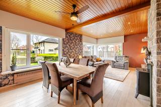 <strong>Ligging</strong><br />In een verkeersarme en rustige straat in Boekhoute bevindt zich deze verzorgde bungalow op een mooi perceel van 713 m². Een ideale woning voor wie op zoek is naar comfortabel gelijkvloers wonen in een groene en serene omgeving.<br /><br /><strong>Indeling &amp; leefcomfort</strong><br />De woning beschikt over een lichtrijke leefruimte waar grote raampartijen zorgen voor een aangename zonnige sfeer. Aansluitend bevindt zich de keuken, die praktisch is ingericht en perfect aansluit bij het dagelijkse wooncomfort.
<p>U beschikt over een apart toilet, badkamer met inloopdouche, een ruime zolder die als bergplaats dient. Verder zijn er drie volwaardige slaapkamers aanwezig, wat deze bungalow geschikt maakt voor gezinnen, koppels of wie extra ruimte wenst voor een bureau of hobbykamer.<br /><br /><strong>Buitenruimte</strong><br />De tuin is een echte troef van deze eigendom. U geniet hier van een aangename buitenruimte met een moderne zithoek, ideaal om te ontspannen of gasten te ontvangen in alle privacy. De perceeloppervlakte van 713 m² biedt bovendien voldoende ruimte voor tuinliefhebbers. Daarnaast beschikt u over een ruime aparte garage + bergplaats waar uw wagen/fietsen en tuinbenodigheden in kwijt kunt.<br /><br /><strong>Troeven</strong></p>
<ul><li><strong>Conforme elektrische keuring</strong></li><li><strong>GEEN renovatieverplichting</strong></li><li><strong>3 Volwaardige slaapkamers</strong></li><li><strong>Inclusief pelletkachel (2 jaar oud)</strong></li><li><strong>Aangename tuin met zithoek, aparte garage en carport</strong></li><li><strong>Beglazing is volledig aangepast naar hoogrenedementsglas</strong></li></ul>
<strong>UW DROOMWONING? ZO GEVONDEN!</strong>