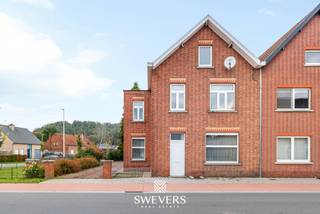 Voor meer info en foto’s, surf naar www.swevers.be – Op zoek naar een woning met karakter en renovatiemogelijkheden? Aan de Heerbaan 145 in Koersel bevindt zich deze halfopen bebouwing uit 1938 met 139 m² bewoonbare oppervlakte, twee ruime slaapkamers en een perceel van maar liefst 860 m². Op het gelijkvloers vind je een inkomhal, een gezellige zitkamer van 16,80 m², een eetkamer en een aparte keuken van 16,80 m². De veranda biedt uitzicht op de tuin en kan na renovatie een aangename ontspanningsruimte worden. Verder zijn er een wasruimte, afzonderlijk toilet en een ruime aangebouwde garage van 33 m². De eerste verdieping telt twee volwaardige slaapkamers van elk 16,80 m² en een badkamer die in 2021 werd vernieuwd. Extra opbergruimte is beschikbaar in de kelder van 10,50 m² en op de ruime zolder van circa 48 m² grondoppervlakte. Het noordwestelijk georiënteerde perceel van 860 m² biedt volop mogelijkheden voor een terras, speelruimte of moestuin. De woning beschikt over rolluiken, ramen uit 2004 en verwarming op mazout. De ligging is praktisch, met openbaar vervoer op 300 meter, scholen op 750 meter en winkels op circa 2 kilometer. De snelwegen bereik je op ongeveer 5,2 kilometer. Deze te renoveren woning vormt de ideale basis voor wie een thuis volledig naar eigen smaak wil creëren. Voor meer informatie, bel 011 255 155. Bron bewoonbare oppervlakte: EPC – verslag.