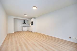 <p><span>Dit </span><span>volledig gerenoveerd appartement </span><span>(2025) staat te koop aan de Kaaldries op een </span><span>centrale locatie</span><span> en op wandelafstand van het </span><span>centrum van Hamme</span><span>. Supermarkten, scholen, openbaar vervoer en invalswegen zijn </span><span>vlot bereikbaar</span><span>. </span></p><p><span>Dit leuke appartement telt heel wat positieve kenmerken gezien dat het gelegen is in een kleinschalig appartementsgebouw van drie units dewelke juist een totaalrenovatie is ondergaan. Het beschikt over </span><span>een ruime tuin van +/-80m² </span><span>met bijhorende tuinberging, twee lichtrijke slaapkamers, een </span><span>EPC label C (tuinberging niet geïsoleerd)</span><span> en een </span><span>bewoonbare oppervlakte</span><span> van </span><span>71m² </span><span>(cfr. EPC).</span></p><p><span>indeling</span><span>:</span></p><p><span>- ruime, lichtrijke woonkamer </span></p><p><span>- open keuken dewelke volledig geïnstalleerd is met een inductie kookplaat, oven, ijskast, etc.</span></p><p><span>- eerste slaapkamer 7.3m²</span></p><p><span>- nachthal</span></p><p><span>- technische berging met voorzieningen voor wasmachine en droogkast.</span></p><p><span>- badkamer voorzien van een inloopdouche, toilet en enkele wastafel</span></p><p><span>- tweede slaapkamer 14.5m²</span></p><p><span>- tuin met bijhorende berging</span></p><p><span>Troeven</span></p><p><span>- centrale ligging in Hamme</span></p><p><span>- zeer lichtrijke leefruimte met open keuken</span></p><p><span>- recent gerenoveerd gebouw van 2025</span></p><p><span>- EPC label C</span></p><p><span>- precad in opmaak</span></p><p><span>Ben jij geïnteresseerd in dit centraal én instapklaar appartement te koop in Hamme, ben je op zoek naar ander vastgoed, een investering of wens je de waarde van jouw eigendom te kennen? Dan ben je bij BOLT Immo aan het juiste adres! Wij helpen jou graag verder.</span></p>