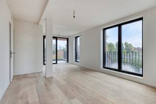 Te koop: modern 2-slaapkamerappartement in centrum Merelbeke
Op de historische tramsite in het hart van Merelbeke vind je dit instapklare appartement op de tweede verdieping van een kleinschalig project (30 appartementen verdeeld over 2 blokken). Een unieke combinatie van modern wooncomfort en een authentieke setting, vlakbij winkels, horeca en openbaar vervoer.
Troeven op een rij:
• Ruime, lichtrijke leefruimte met open keuken
• 2 volwaardige slaapkamers
• 2 zonnige terrassen om elk moment van de dag te genieten
• Moderne badkamer en kwalitatieve afwerking
• Energiezuinig, instapklaar en toekomstgericht
Een ondergrondse autostaanplaats en private berging zijn bij aan te kopen – praktisch, veilig en comfortabel.
Een ideaal appartement voor wie houdt van wonen op wandelafstand van alles, met de charme van een historische locatie en het gemak van hedendaagse luxe.
Exclusief te koop aangeboden via de Oximo online verkoopsprocedure. Voor registratie en aanvaarding van de verkoopsvoorwaarden zie www.oximo.be.